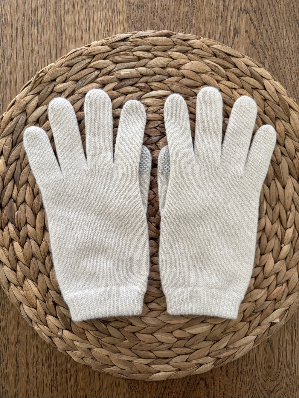 Babaton Aritzia Cashmere Tech Gloves Beige One Size - Picture 3 of 6